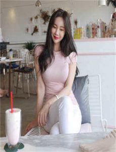 美女扒开胸罩露出奶头的动态图片/胡桃ちゃんが部下をさせて